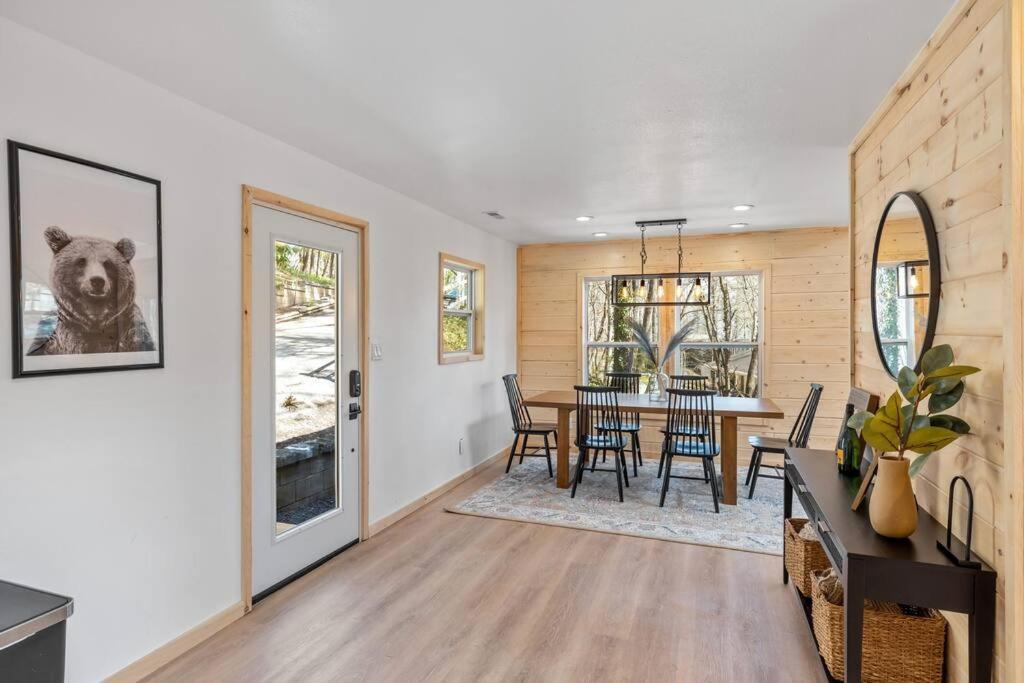 New! Modern Cabin With Two Decks, Bar & Game Room! แกตลิงเบิร์ก ภายนอก รูปภาพ