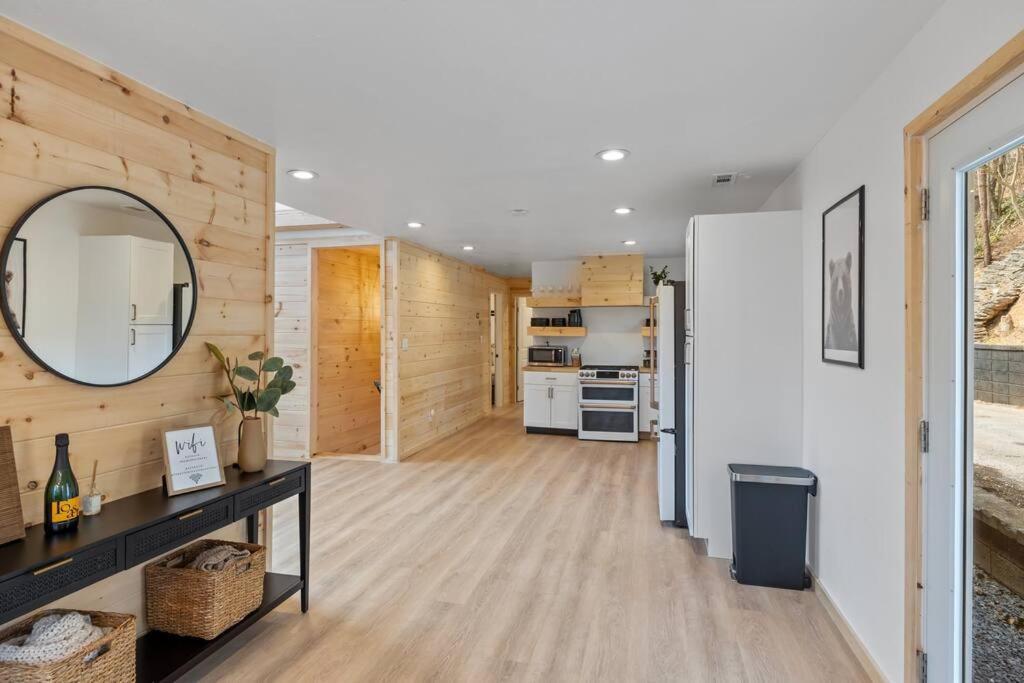 New! Modern Cabin With Two Decks, Bar & Game Room! แกตลิงเบิร์ก ภายนอก รูปภาพ