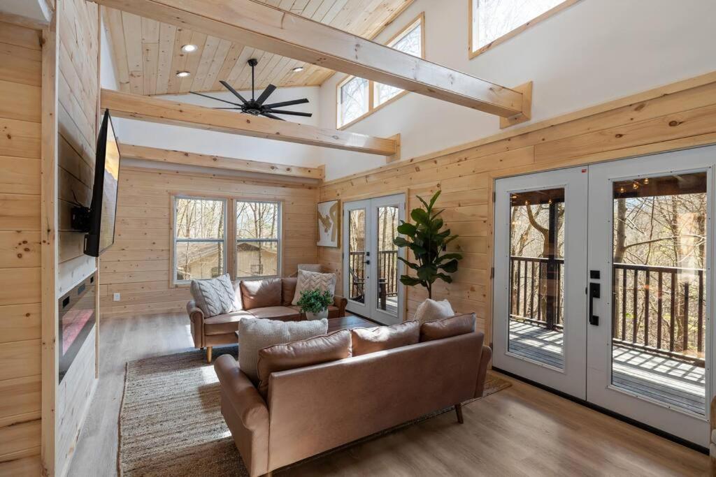 New! Modern Cabin With Two Decks, Bar & Game Room! แกตลิงเบิร์ก ภายนอก รูปภาพ