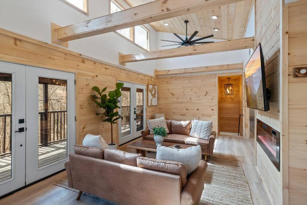 New! Modern Cabin With Two Decks, Bar & Game Room! แกตลิงเบิร์ก ภายนอก รูปภาพ