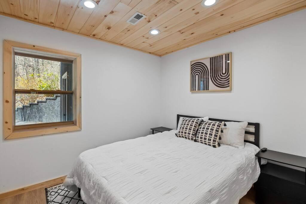 New! Modern Cabin With Two Decks, Bar & Game Room! แกตลิงเบิร์ก ภายนอก รูปภาพ