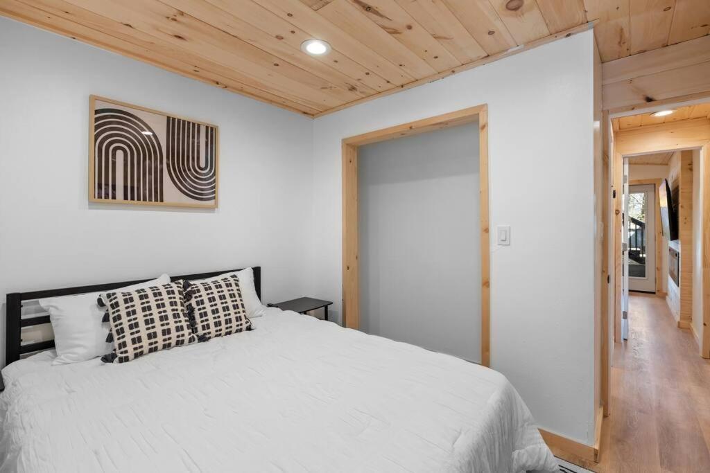 New! Modern Cabin With Two Decks, Bar & Game Room! แกตลิงเบิร์ก ภายนอก รูปภาพ