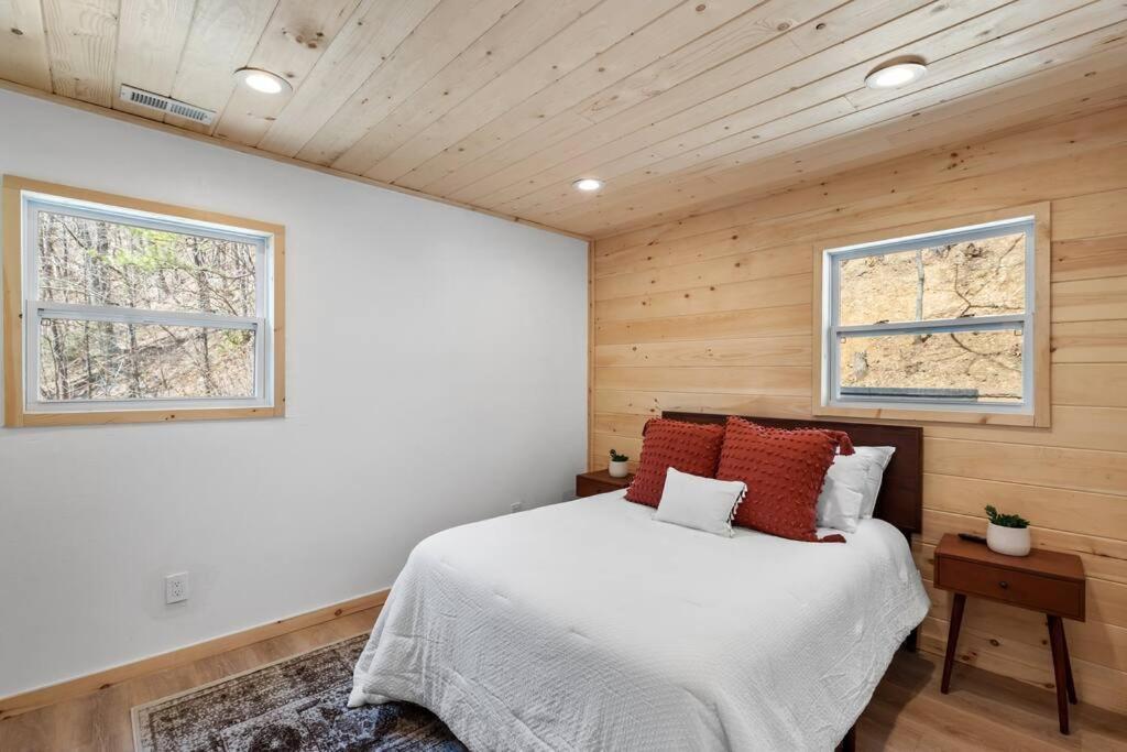 New! Modern Cabin With Two Decks, Bar & Game Room! แกตลิงเบิร์ก ภายนอก รูปภาพ