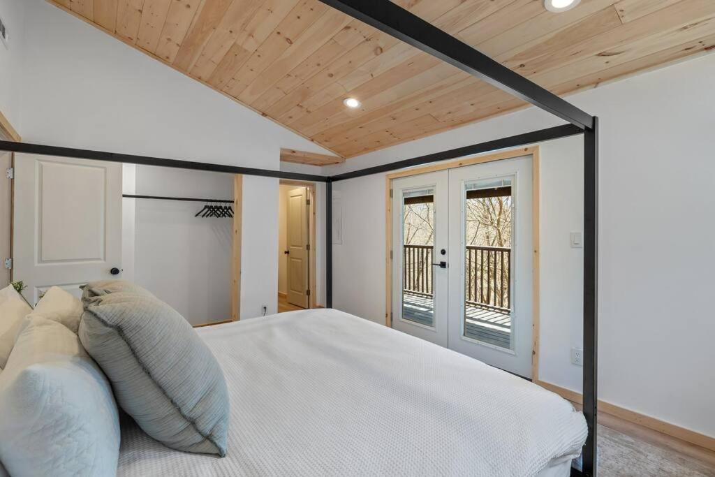 New! Modern Cabin With Two Decks, Bar & Game Room! แกตลิงเบิร์ก ภายนอก รูปภาพ