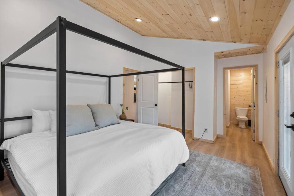 New! Modern Cabin With Two Decks, Bar & Game Room! แกตลิงเบิร์ก ภายนอก รูปภาพ