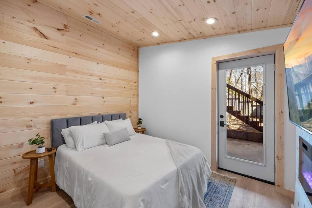 New! Modern Cabin With Two Decks, Bar & Game Room! แกตลิงเบิร์ก ภายนอก รูปภาพ