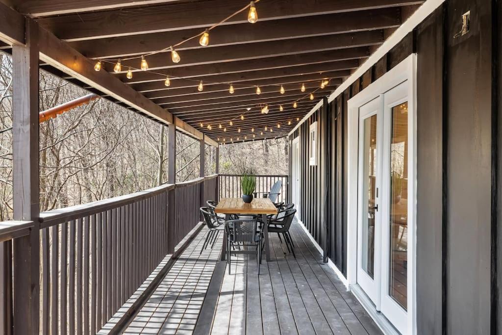 New! Modern Cabin With Two Decks, Bar & Game Room! แกตลิงเบิร์ก ภายนอก รูปภาพ