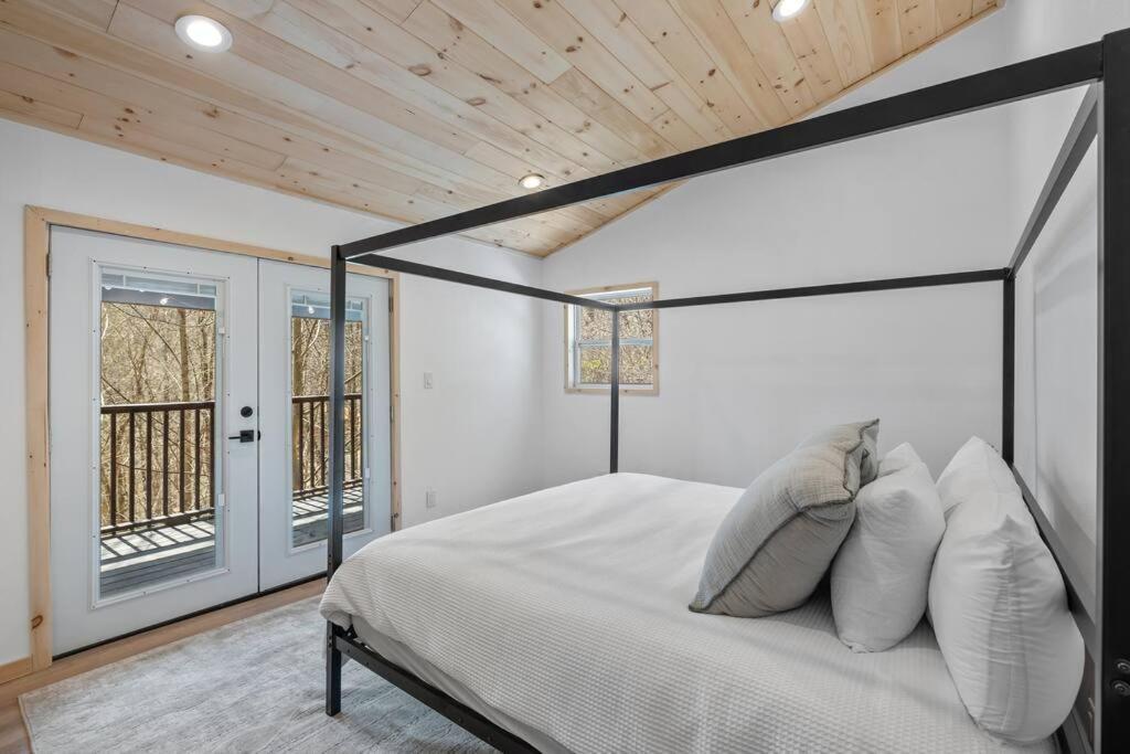 New! Modern Cabin With Two Decks, Bar & Game Room! แกตลิงเบิร์ก ภายนอก รูปภาพ
