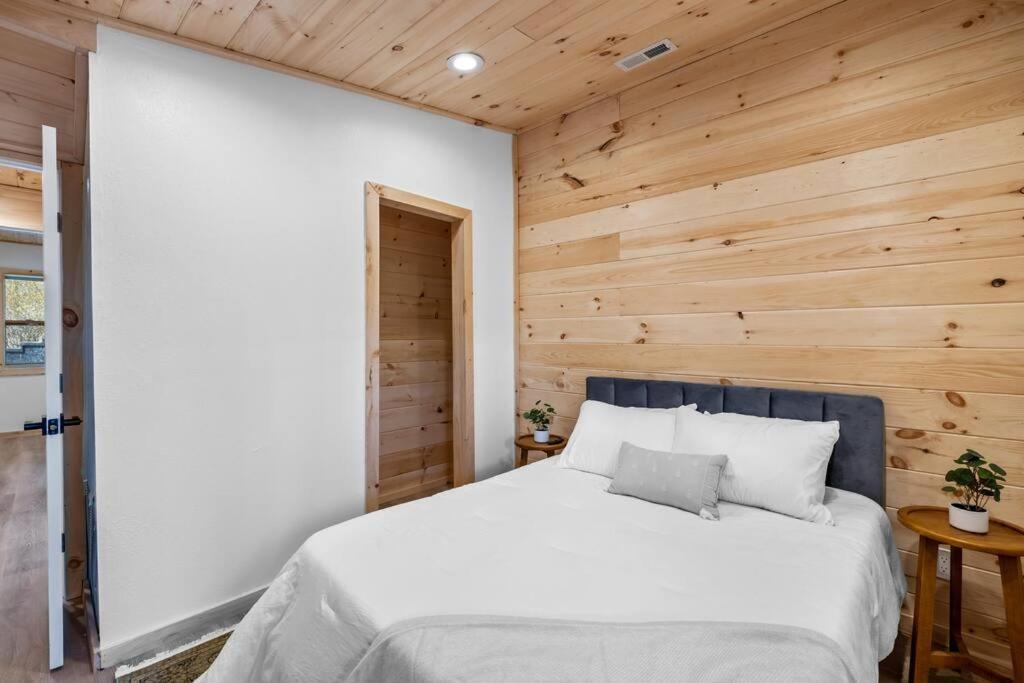 New! Modern Cabin With Two Decks, Bar & Game Room! แกตลิงเบิร์ก ภายนอก รูปภาพ